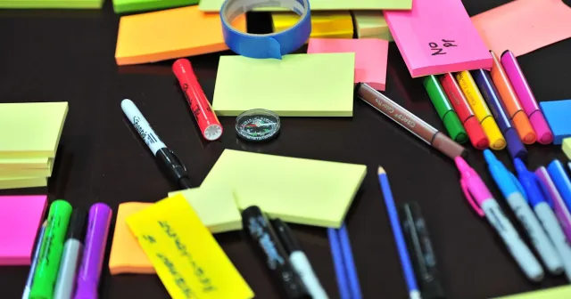 Post it-lappar och pennor .